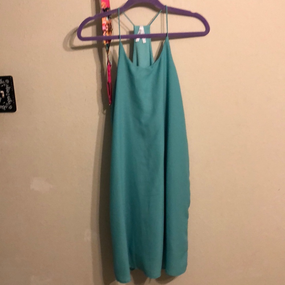 Super cute summer dress.. great summer color!